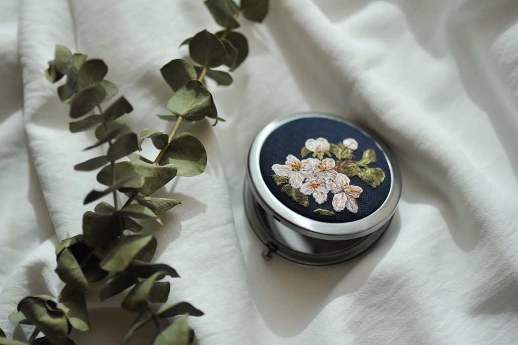 把油畫「縫」進布面：刺繡藝術家 YUET TUNG 的當代創意語言 - RosyArts